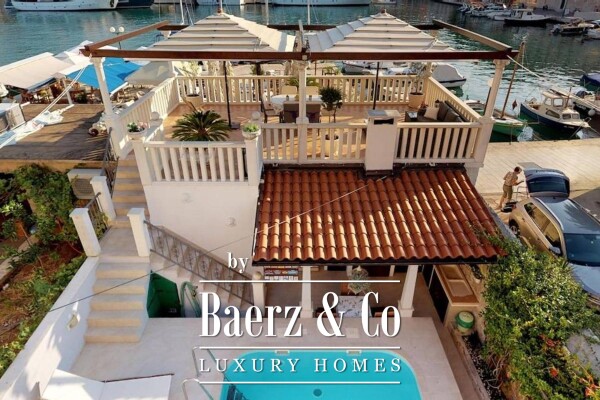 photo 3 Jelsa, a unique house right on the waterfront