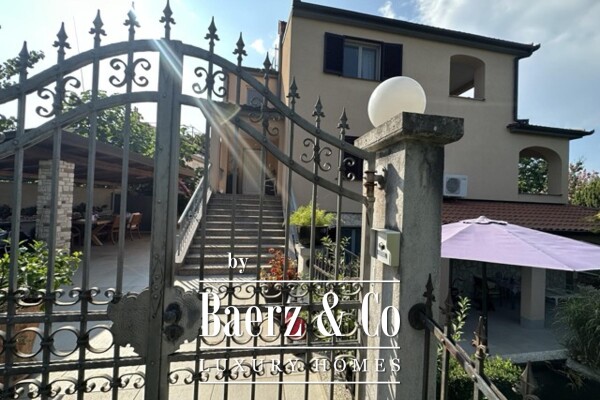 photo 2 Istria, Medulin, Banjole, high-quality detached house with 6 apartments, NKP 360 m2, near the sea