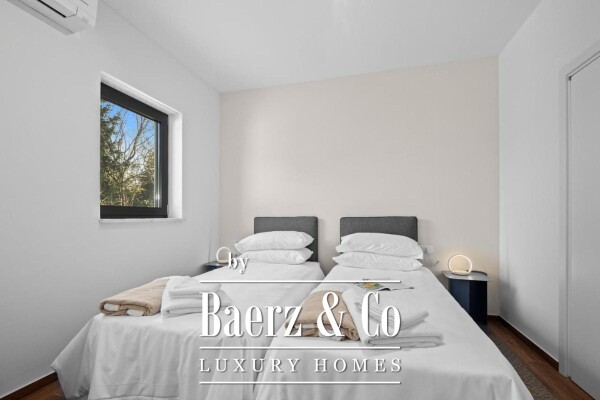 photo 25 Istria, Banjole, semi-detached villa first row to the sea 244 m2 with a view of the Marina