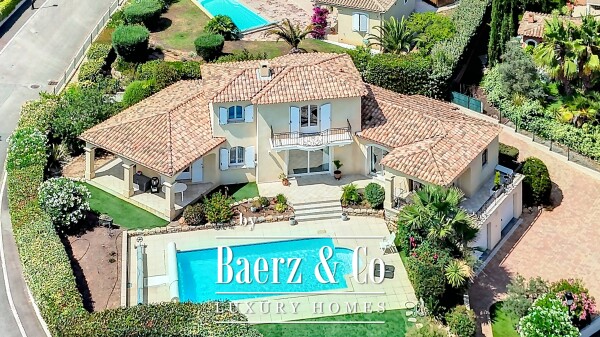 photo 3 Elegant Villa in a Prestigious Residential Area