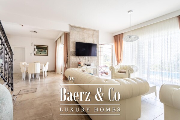 photo 2 Mimice, jedinstvena vila s bazenom i idiličnom okućnicom