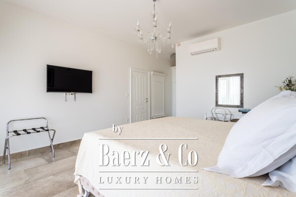 photo 13 Mimice, jedinstvena vila s bazenom i idiličnom okućnicom