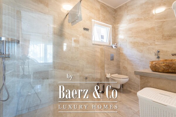 photo 16 Mimice, jedinstvena vila s bazenom i idiličnom okućnicom