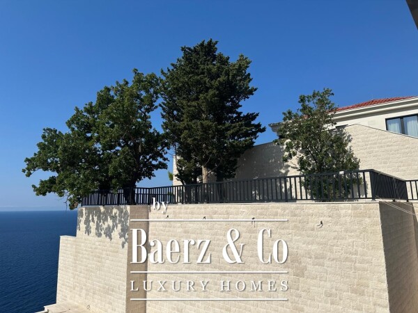 photo 14 Seafront Modern New Villa with Pool and Access to the Beach