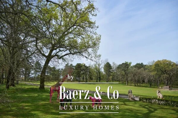 photo 5 Elegant private mansion in the heart of a vast estate