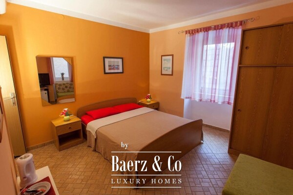 photo 5 Cres, house with a restaurant, apartments and private parking - 200 m from the sea