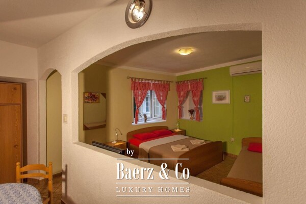 photo 11 Cres, house with a restaurant, apartments and private parking - 200 m from the sea