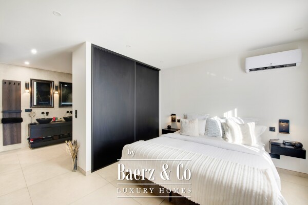 photo 5 Renovated 2-bedroom apartment for sale – Saint-Raphaël city centre – large south-facing terrace – 2 en-suite bedrooms