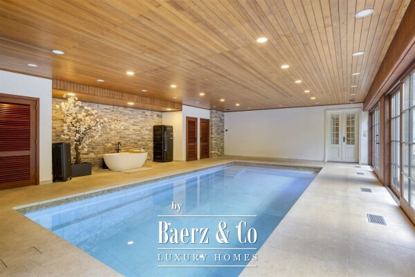 photo 2 Stijlvolle villa met binnen zwembad!